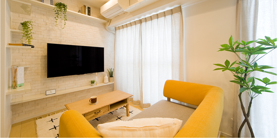 大きな壁掛けテレビのあるリビング